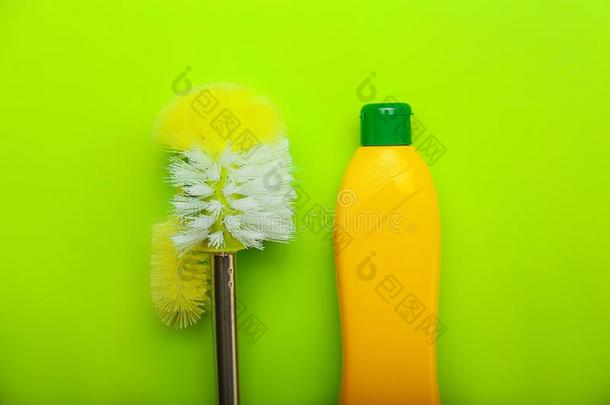 瓶子关于洗涤剂和洗手间刷子向颜色背景