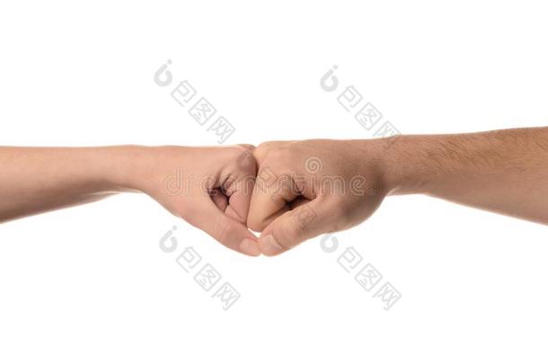 男人和女人制造拳碰撞手势向白色的背景