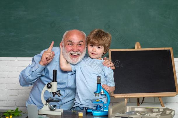 友好的教师采用教室在近处黑板书桌.实验室微科