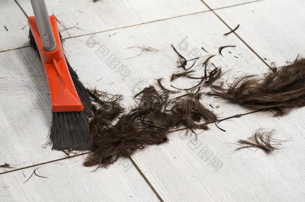 理发师彻底的头发剪下物向地面采用理发师商店.