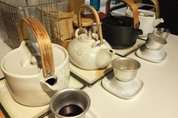 陶器的茶壶和帮助热的茶水采用奶茶水商店