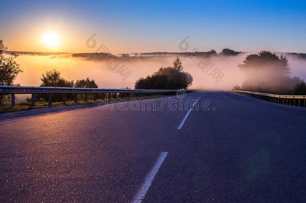 登斯Dench的变体早的早晨雾采用<strong>高原</strong>在夏<strong>公路</strong>在近处河机智