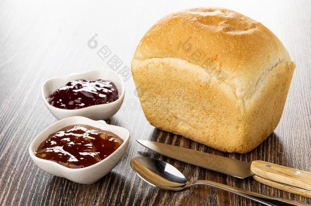 一条面包关于小麦的面包,勺,刀,保龄球和果酱向木制的int.谢谢