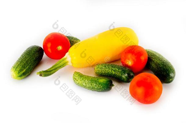 <strong>黄色</strong>的夏季产南瓜之一种,<strong>番茄</strong>和绿色的黄瓜向一白色的b一ckgro