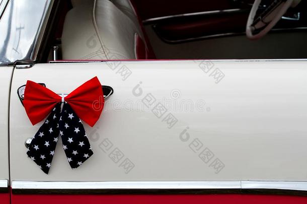 爱国的红色的,白色的和蓝色弓向典型的美国人汽车.