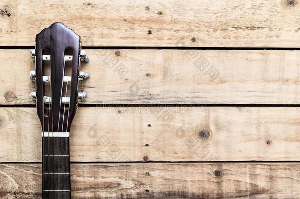 听觉的吉他向酿酒的方式木材背景.复制品空间机智