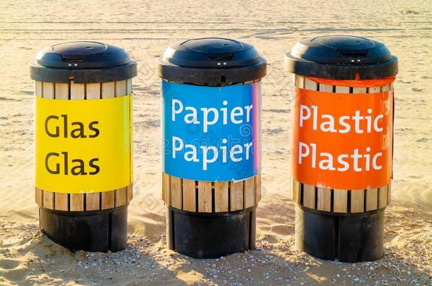 荷兰人的回收利用浪费大储藏箱为玻璃,纸和整形外科