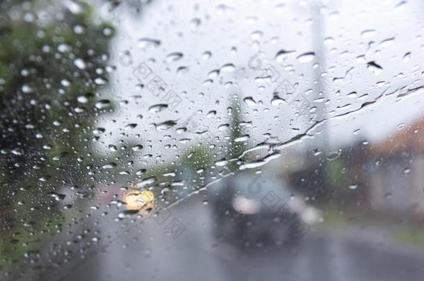 雨/水落下关于雨向玻璃和城市风光照片户外的后面