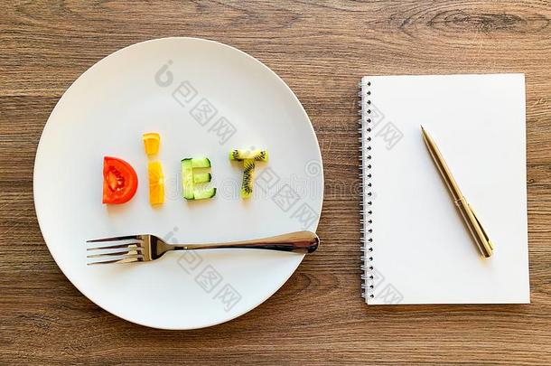单词日常饮食使关于刨切的蔬菜采用白色的盘子和日常饮食计划