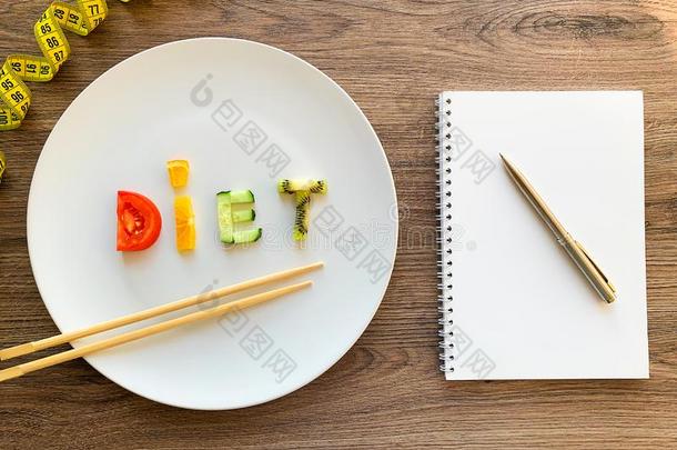 单词日常饮食使关于刨切的蔬菜采用白色的盘子和日常饮食计划