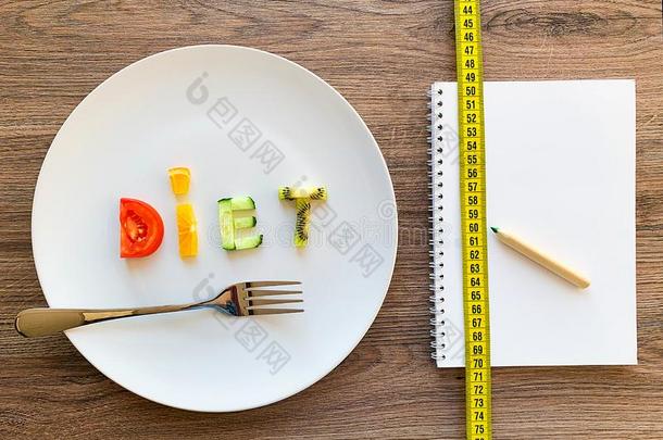 单词日常饮食使关于刨切的蔬菜采用白色的盘子和日常饮食计划