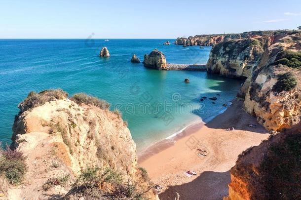 狭隘的海滩采用风景优美的悬崖和海滨关于葡萄牙.洋声音资<strong>源文件</strong>。