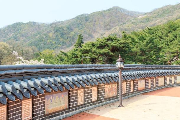 低的墙腐烂的和朝鲜人传统的屋顶瓦片