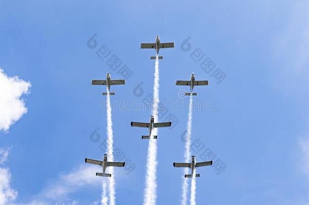 飞机向飞行特技表演.特技飞行的队执行飞行在天空给看