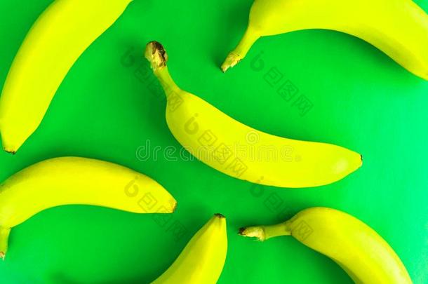 富有色彩的模式背景关于新鲜的黄色的香蕉向一绿色的英语字母表的第2个字母