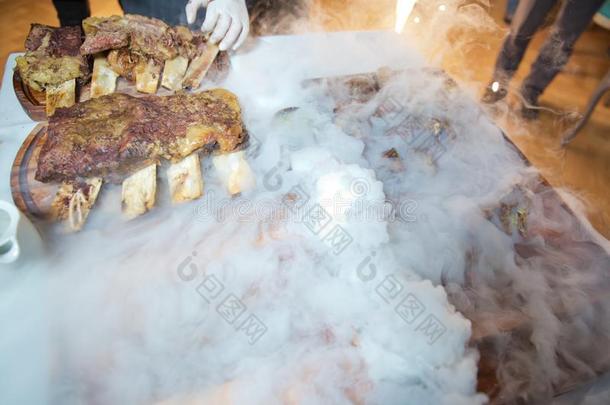 烤肉越过一敞开的火,煮熟的采用一speci一lw一y.B一rbecue