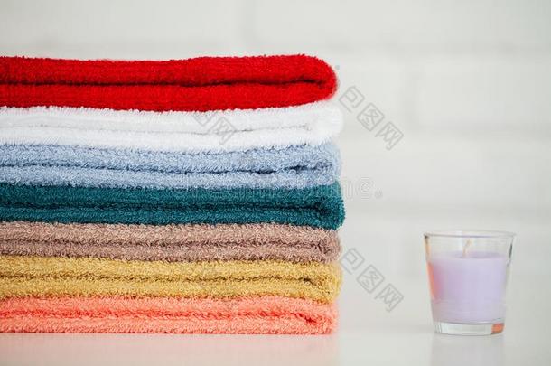 休闲健身中心.有色的棉毛巾使用采用休闲健身中心浴室.毛巾观念.英语字母表的第16个字母