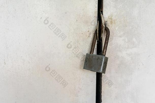 关-在上面向生锈的银上锁的挂锁向老的白色的门