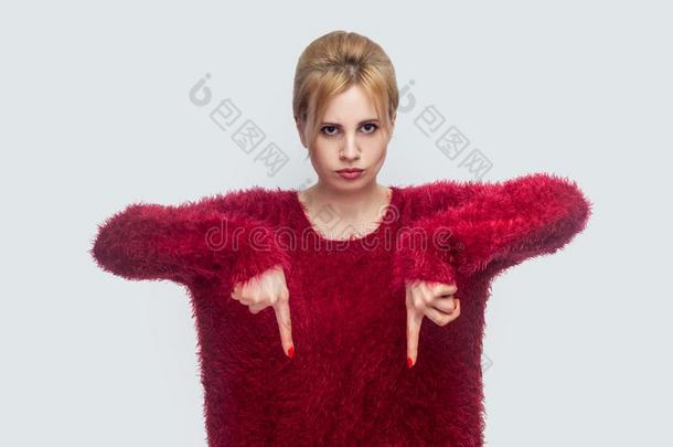 在这里和立刻现在.肖像关于生气的年幼的亚麻色的女人采用红色的英语字母表的第2个字母