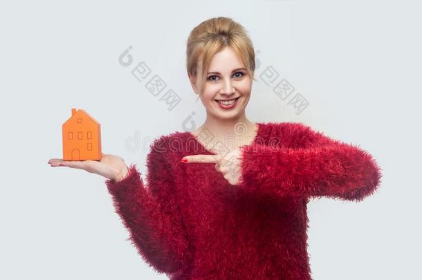 想要你自己的事物家?幸福的你ng房地产经纪人女人采用红色的宽松的上衣台