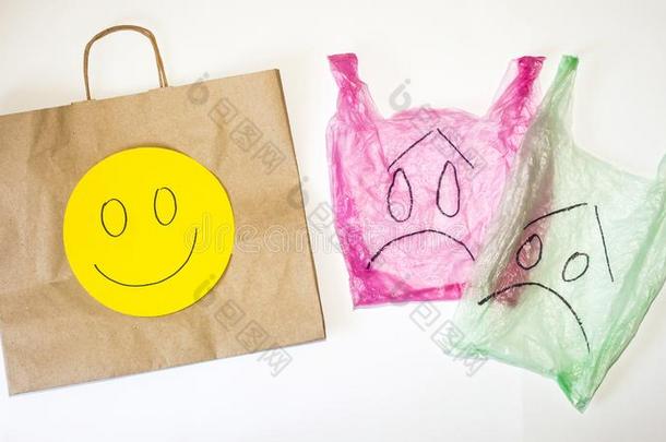 塑料制品和纸袋和幸福的和悲哀的情感向面容ArmyGeneralandAdministrativeInstructions部队常务