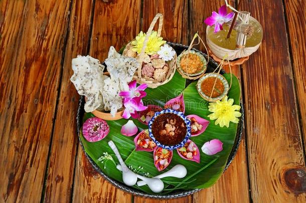 ThaiAirwaysInternational泰航国际开胃品放置关于新鲜的莲花花瓣有包装的和易碎的喝醉了的