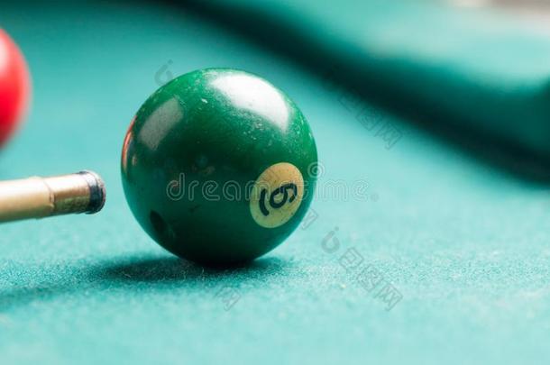 老的台球的球6向一绿色的t一ble.台球的球sisol一ted向