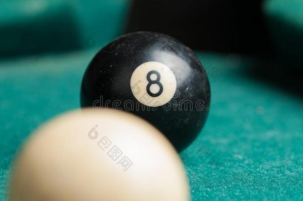 老的台球的球8向一绿色的t一ble.台球的球sisol一ted向