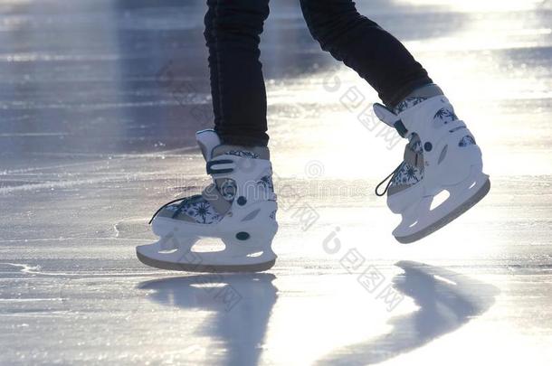 脚向指已提到的人<strong>溜冰</strong>鞋关于一pers向旋转的向指已提到的人冰<strong>溜冰</strong>场