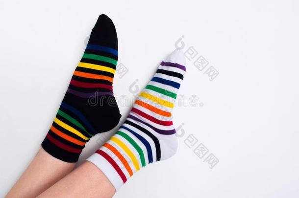 女人木头支架使人疲乏的有趣的明亮的不同的有条纹的富有色彩的短袜