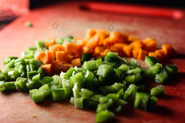 辣椒属植物和胡萝卜将切开进入中小的一件,美好地剁碎的蔬菜