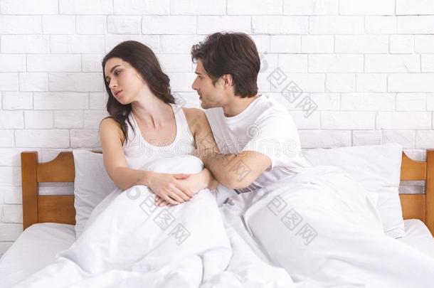 打翻女人不顾丈夫采用婚姻的床,空的空间