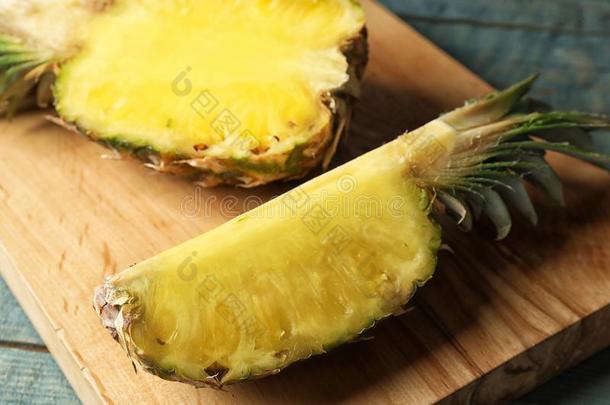将切<strong>开新</strong>鲜的多汁的菠萝向木制的板
