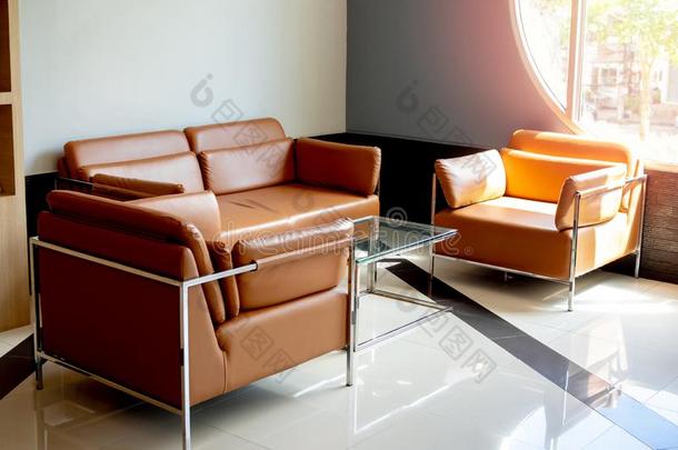 现代的桔子皮沙发放置和玻璃表向蓝色后台