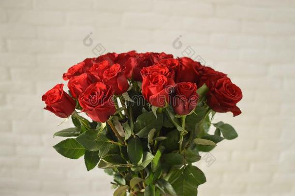 聪明的花束关于猩红色玫瑰