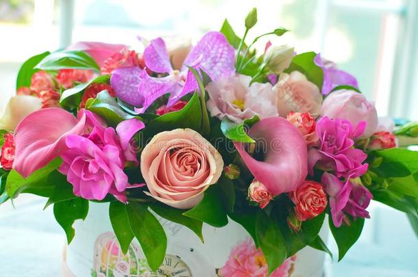 美丽的富有色彩的花束关于花采用一盒