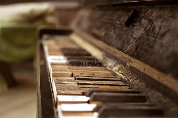 指已提到的人老的<strong>破碎</strong>的钢琴采用指已提到的人木制的房屋