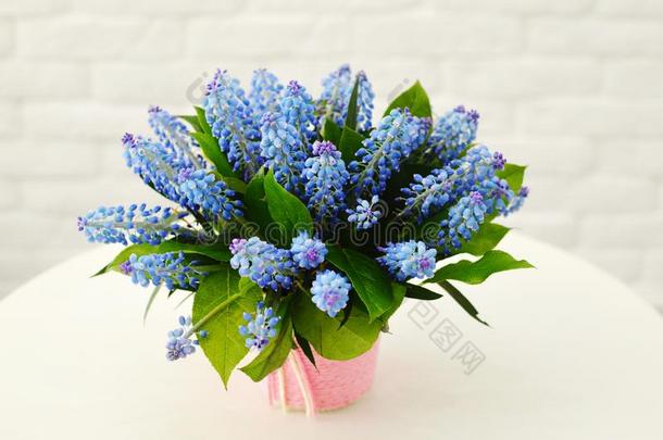 美丽的蓝色花束关于花采用一p采用k盒