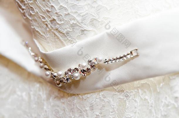 首饰珠宝向指已提到的人婚礼衣服