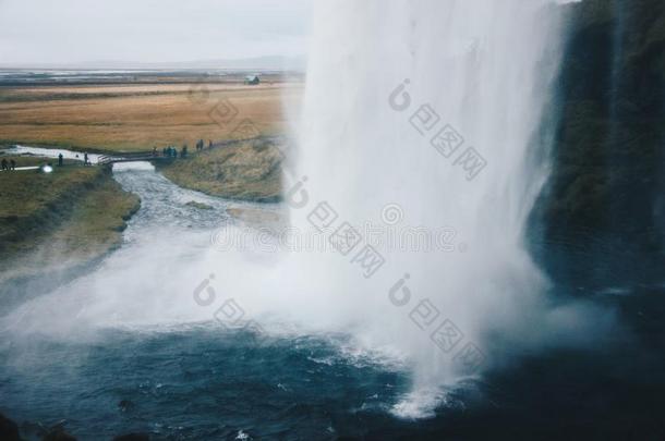 美丽的风景关于令人惊异的和非常激动人心的大大地瀑布我