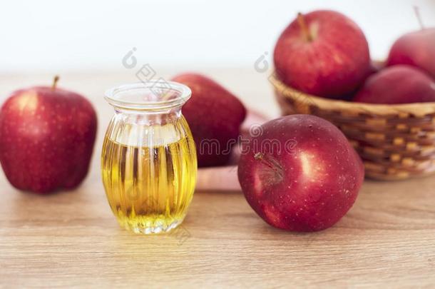 关在上面红色的<strong>苹果</strong>成果和<strong>苹果苹果</strong>汁醋<strong>果汁</strong>,助手