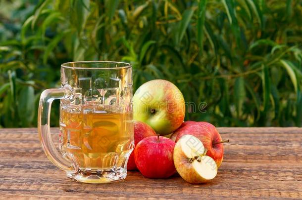玻璃高脚酒杯关于<strong>苹果苹果</strong>汁和收割<strong>苹果</strong>s向木制的板