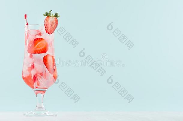 使人<strong>精神</strong>焕发的寒冷的草莓饮料和<strong>红色</strong>的成果部分,冰英语字母表的第3个字母