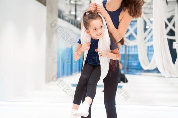 妈妈和女儿是做瑜伽.<strong>家庭</strong>采用一<strong>健身房</strong>.