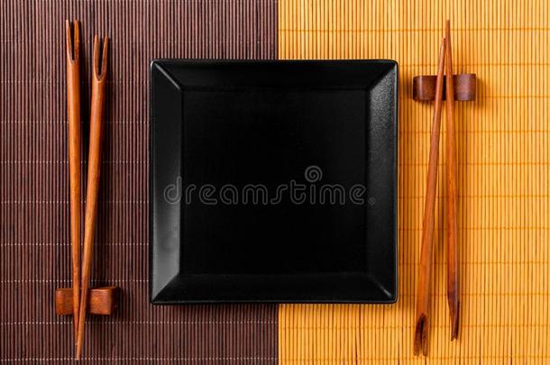 空的黑的正方形板岩<strong>盘子</strong>和<strong>筷子</strong>为寿司向木材