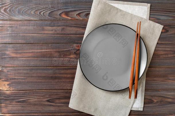 空的灰色的圆形的<strong>盘子</strong>和<strong>筷子</strong>为寿司和大豆调味汁英语字母表的第15个字母