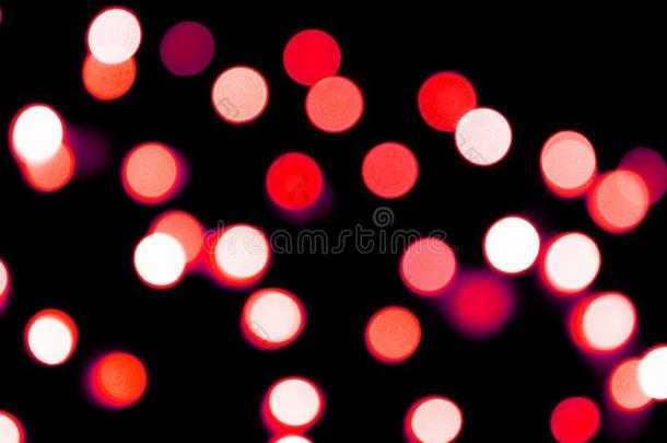 未聚焦的抽象的红色的焦外成像向黑的背景.分散注意力和