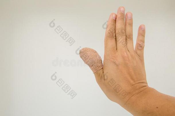 受伤的痛苦的手指和白色的绷带.手有用来表示某人或某物即主语本身受伤的