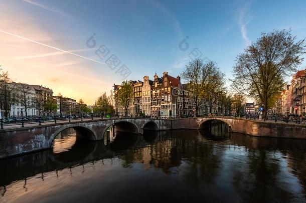荷兰传统的住宅和<strong>阿姆斯特丹</strong>运河采用<strong>阿姆斯特丹</strong>