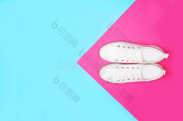 白色的旅游鞋是说谎向明亮的ne向颜色蓝色粉红色的后台